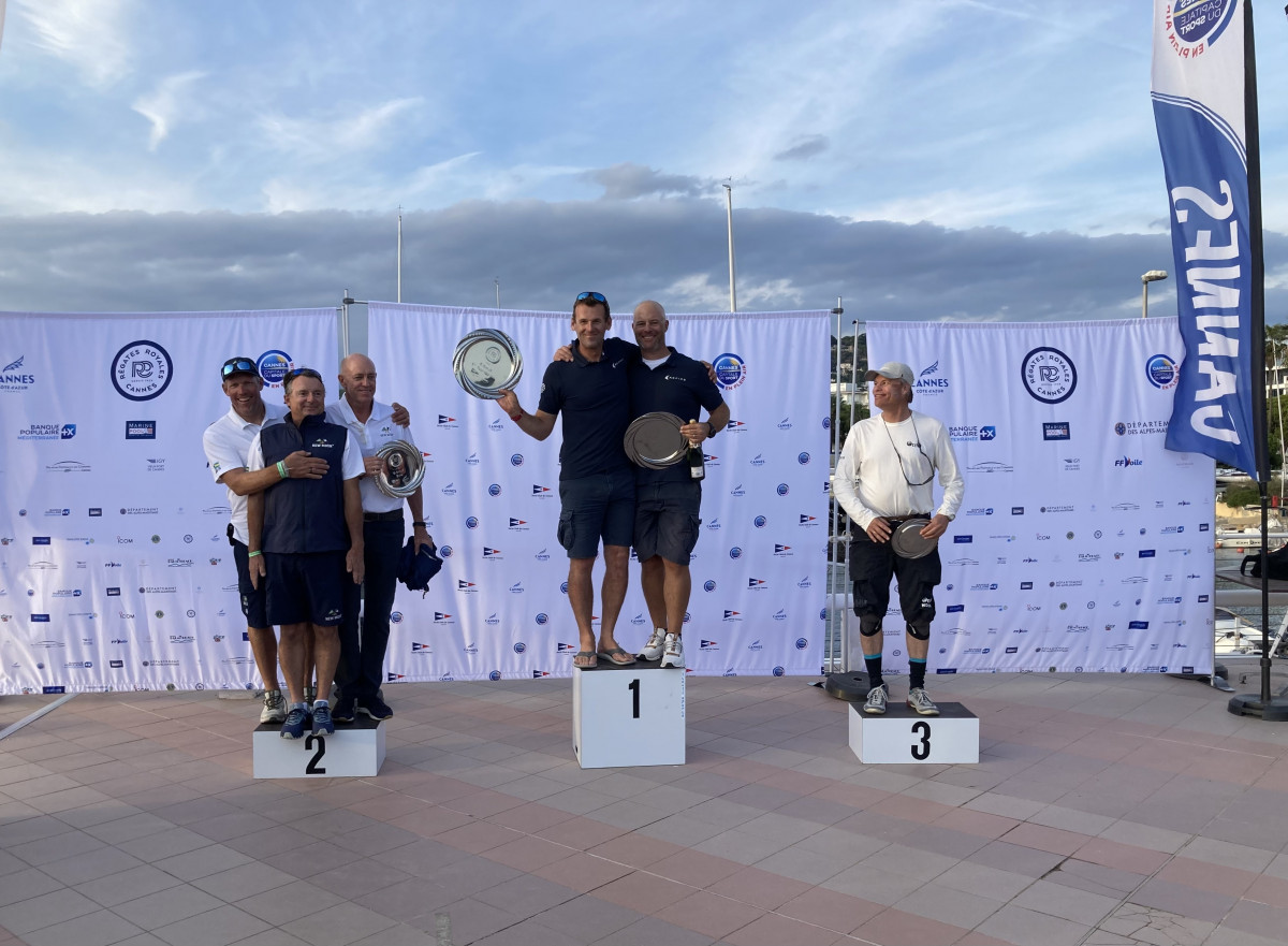 Le podium des 5,5 MJI lors de la remise des prix au Yacht Club de Cannes. Didier Ravon/YCC